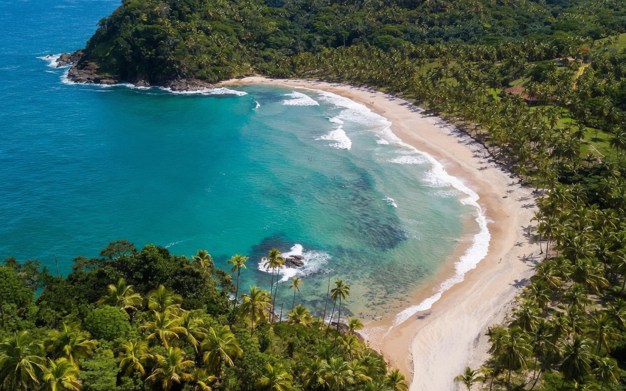 Vista aérea de praia paradisíaca em Itacaré
